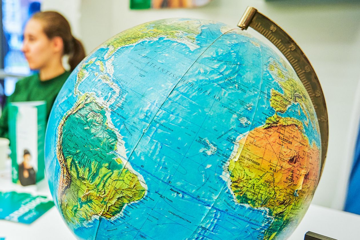 International Day 2019 Ein Globus steht auf einem Tisch an einem Informationsstand beim International Day an der Hochschule Bremen.