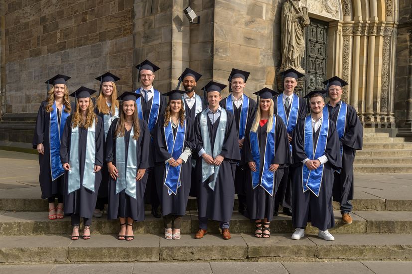 Gruppenbild der Absolvent:innen des Dualen Studiengangs Management im Handel B. A. vor dem Bremer Dom.