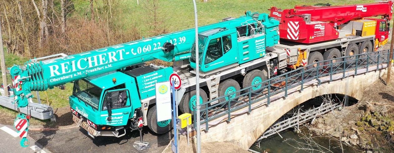 Belastungsversuch mit zwei Mobilkranen an einer Gewölbebrücke