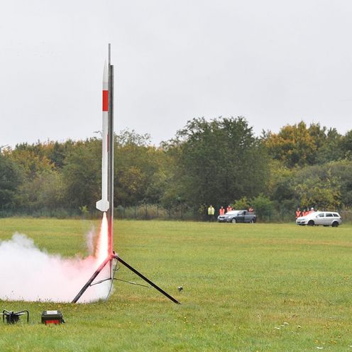 Kleine Rakete startet auf Rasen
