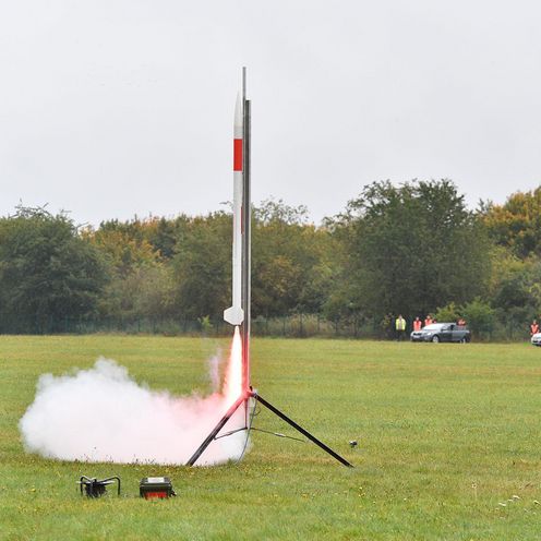 Kleine Rakete startet auf Rasen