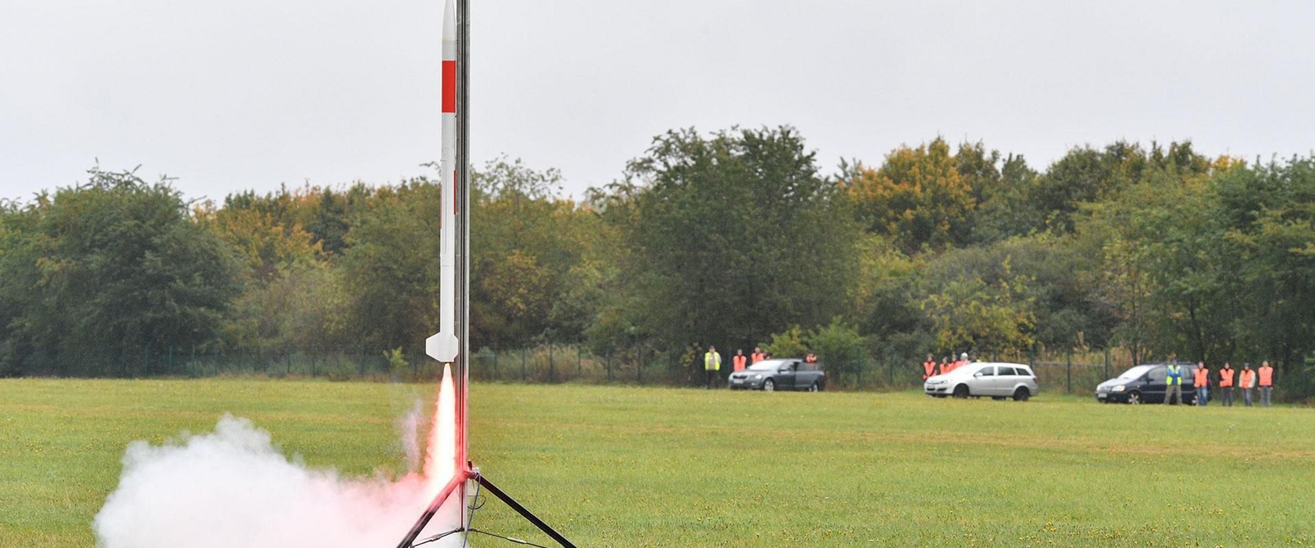Kleine Rakete startet auf Rasen