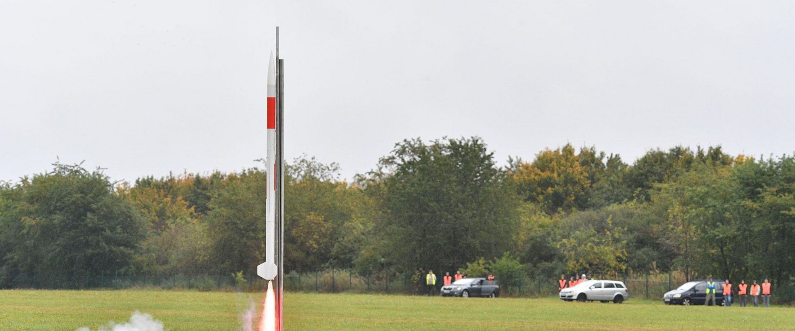 Kleine Rakete startet auf Rasen