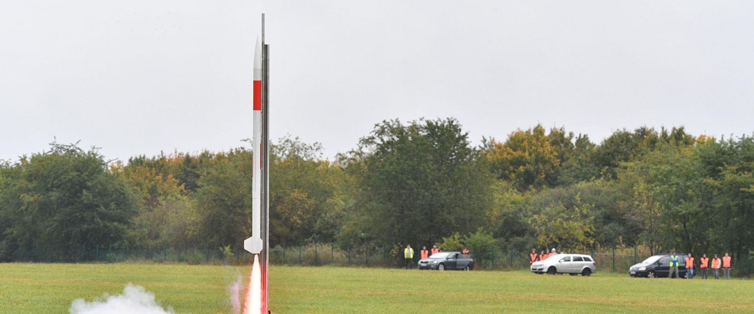 Kleine Rakete startet auf Rasen