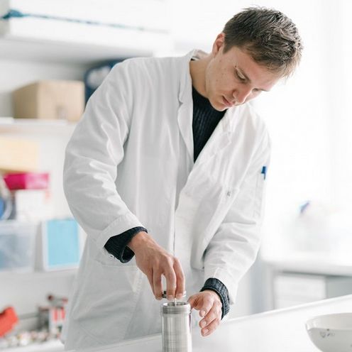 Student im Labor f&uuml;r Kreislaufwirtschaft