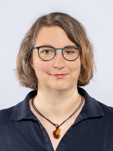 Auf dem Foto ist Miriam Stamm zusehen. Sie hat kinnlanges, braunes Haar. Sie tr&auml;gt eine Brille und ein dunkelblaues Polo-Shirt. 
