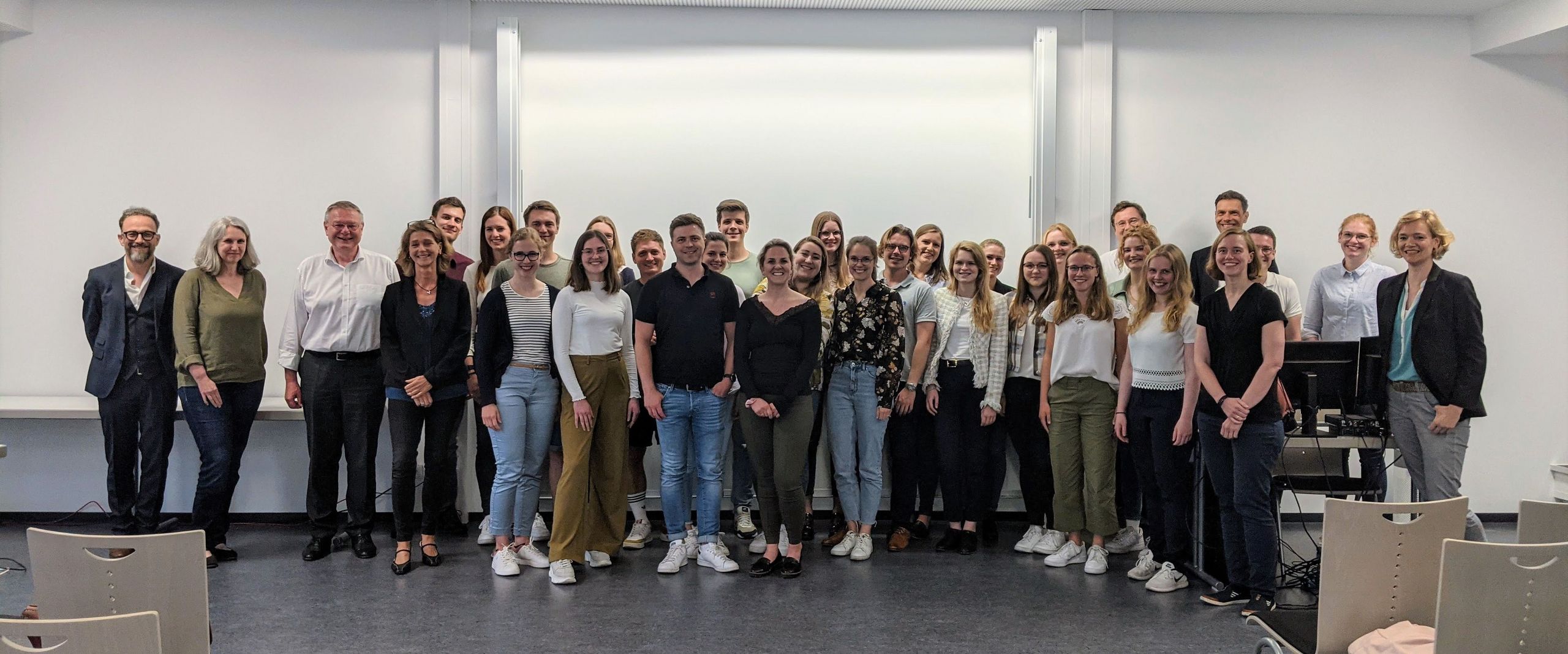 Gruppenbild mit Lehrenden und ehemaligen Studierenden des Dualen Studiengangs Betriebswirtschaft.