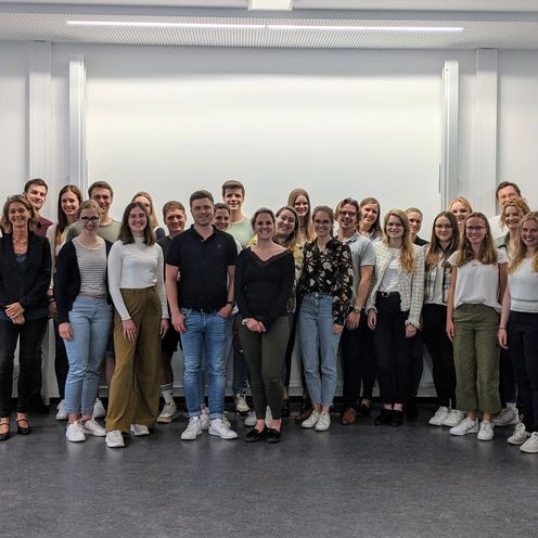 Gruppenbild mit Lehrenden und ehemaligen Studierenden des Dualen Studiengangs Betriebswirtschaft.
