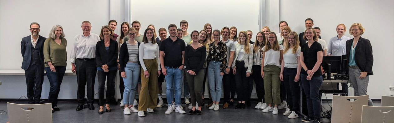 Gruppenbild mit Lehrenden und ehemaligen Studierenden des Dualen Studiengangs Betriebswirtschaft.