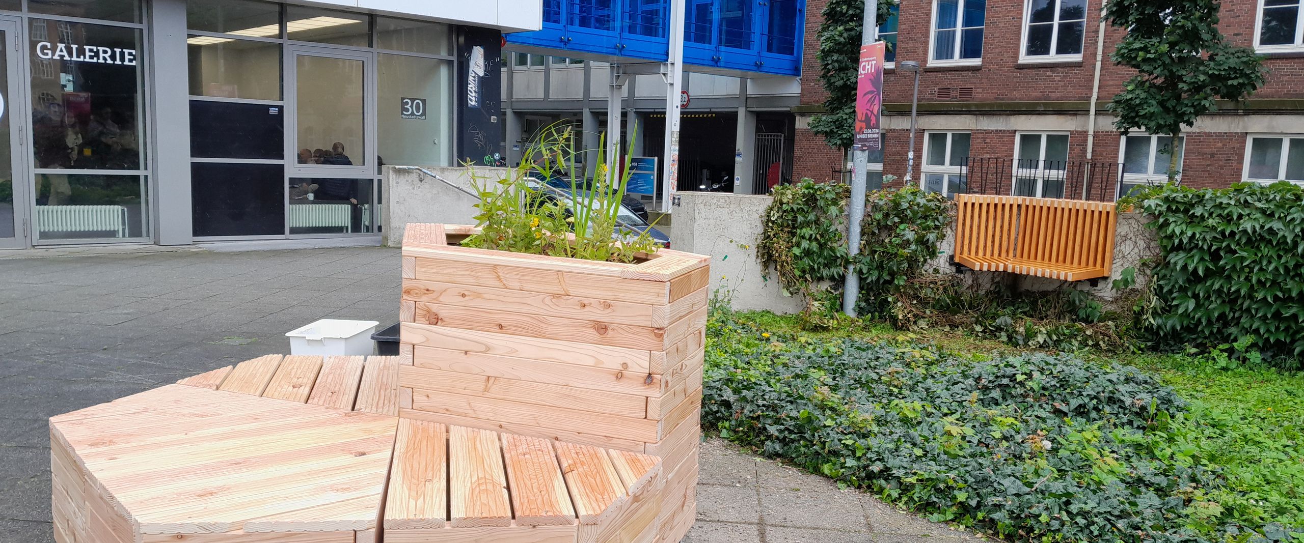 Holzm&ouml;bel auf einem Vorplatz