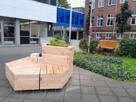 Holzm&ouml;bel auf einem Vorplatz