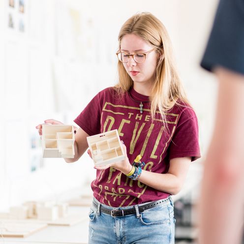 Studentin mit Modellbauten (Architektur)