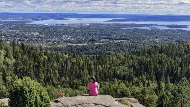 Leonie D. Auslandssemester Studierende vor Waldlandschaft