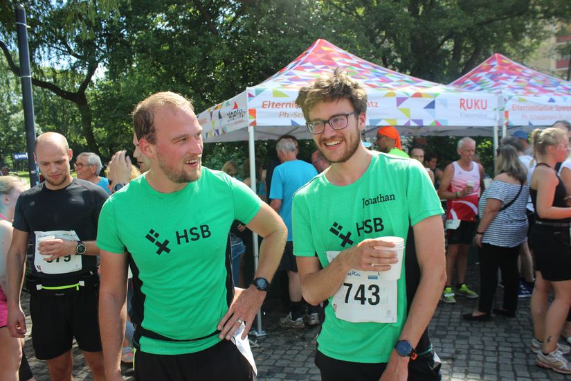 Zwei erschöpfte Läufer der HSB stehen nebeneinander.