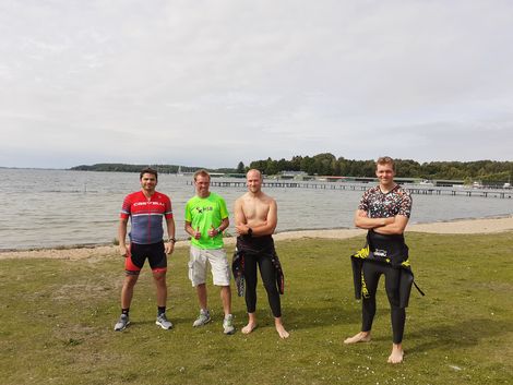 Mitglieder der TriRunners am Ufer der M&uuml;ritz.