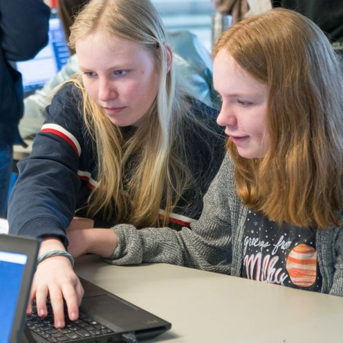 Schülerinnen am Laptop Zwei Schülerinnen am Laptop