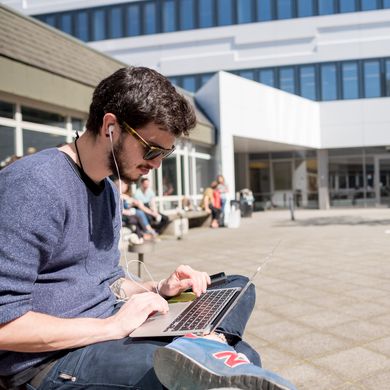 Studierender mit Laptop Studierender mit Laptop