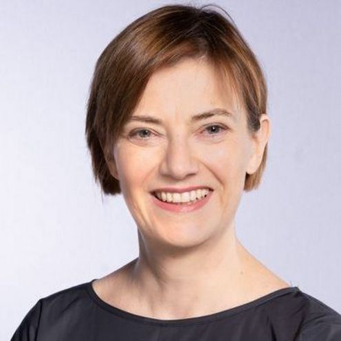 Tams Svenja l&auml;chelnd mit Blick in die Kamera