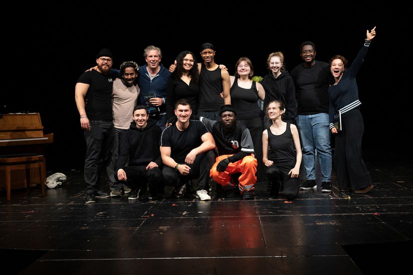 Gruppenbild mit M&auml;nnern und Frauen auf der B&uuml;hne