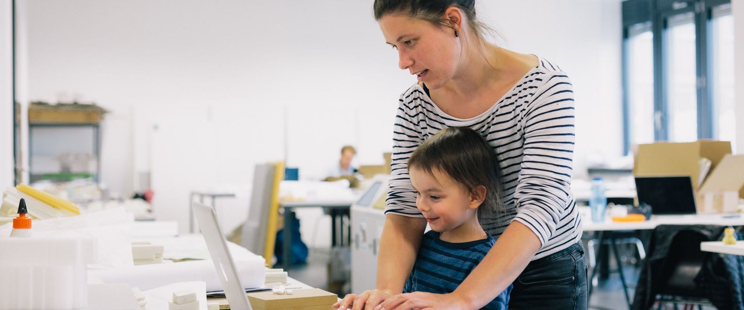 Studierende mit Kind am Computer