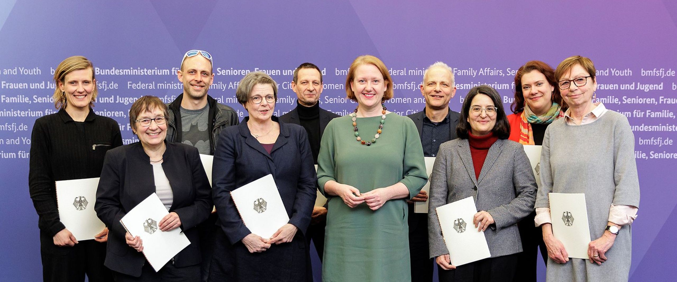 Gruppenfoto mit Bundesgleichstellungsministerin Lisa Paus (Mitte) mit den Expertinnen und Experten, die den Vierten Gleichstellungsbericht erstellen. Links neben ihr Prof. Dr. Silke Bothfeld von der HSB. 