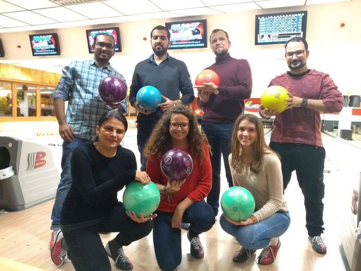 Gruppe beim Bowling mit Bowlingkugeln