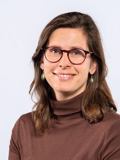 Auf dem Bild ist Nadine Edler-Lendvay zusehen. Sie hat schulterlanges, braunes Haar. Sie tr&auml;gt eine Brille und einen braunen Rollkragenpullover. 