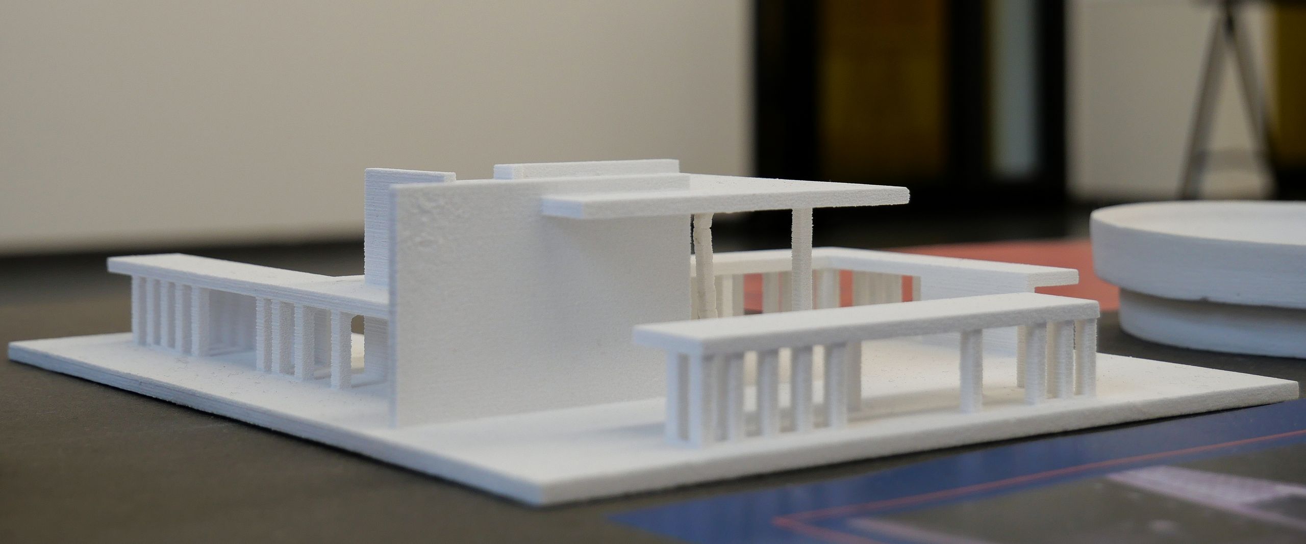 Es ist ein Modellfoto des Sonsbeek Pavilion in Arnhem von Gerrit Rietveld aus dem Jahr 1955 zu sehen. Das Modell wurde von Julia Neumann angefertig.