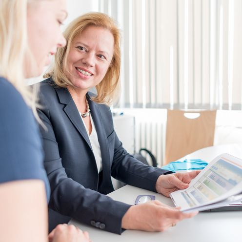 Prof. Dr. Wiebke Scharff Rethfeldt bespricht eine Studie mit einer Studentin.