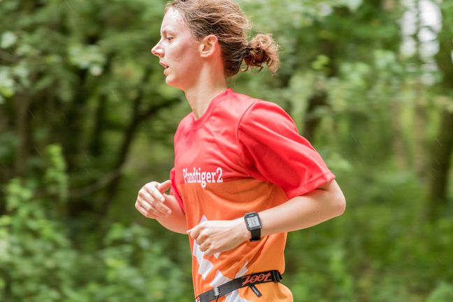 Triathlon-L&auml;uferin in einem HSB-Dress