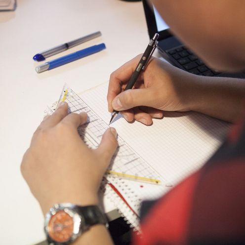 Ein Studierender zeichnet mit einem Geodreieck.