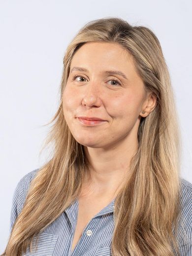 Auf dem Foto ist Vivian Hoffmann zusehen. Sie hat lange blonde Haare und tr&auml;gt eine blaue Bluse. 