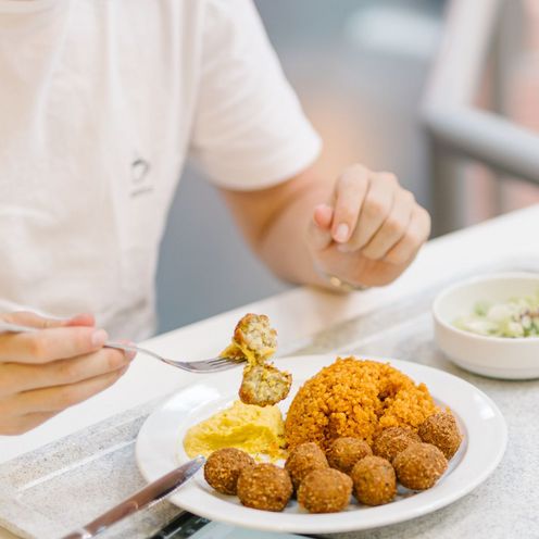 Ein Mann isst in der Mensa zu Mittag.