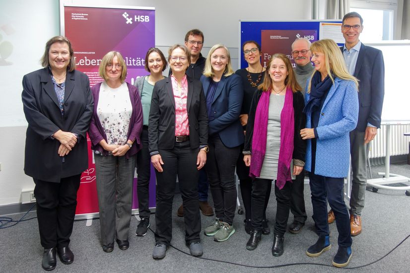 Teilnehmende der Fachtagung Lebensqualität posieren für ein Gruppenfoto.