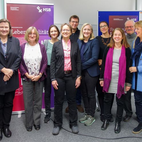Teilnehmende der Fachtagung Lebensqualit&auml;t posieren f&uuml;r ein Gruppenfoto.