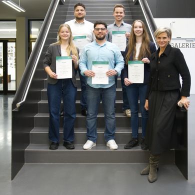 Die Preistr&auml;ger:innen des Peter-Wefing-F&ouml;rderpreises 2025 (v.l. oben n.r. unten): Turac Aktas, Arne K&uuml;hn, Merle Busker, Emad Alshbeeb, Felicia Fr&ouml;hlich und Dekanin Prof. Ulrike Mansfeld / Foto: Jessica Ammann (HSB)