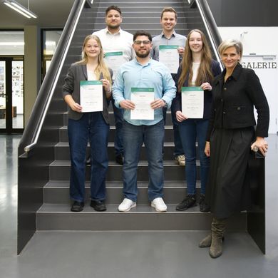 Presiträger_innen_Peter-Wefing-Preis 2025_ HSB-Jessica Ammann Die Preisträger:innen des Peter-Wefing-Förderpreises 2025 (v.l. oben n.r. unten): Turac Aktas, Arne Kühn, Merle Busker, Emad Alshbeeb, Felicia Fröhlich und Dekanin Prof. Ulrike Mansfeld / Foto: Jessica Ammann (HSB)