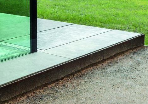 Detailansicht Glaswand und Fundament des Fahrradrepaircafés