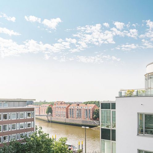 Brillkreuzung mit Blick auf die Geb&auml;udefassade, Weser und Geb&auml;ude am Teerhof