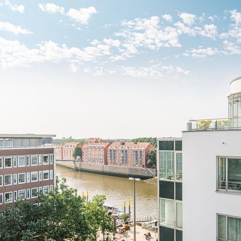 Brillkreuzung mit Blick auf die Geb&auml;udefassade, Weser und Geb&auml;ude am Teerhof