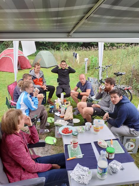 Die HSB-TriRunners beim Fr&uuml;hst&uuml;ck in einem Zelt.