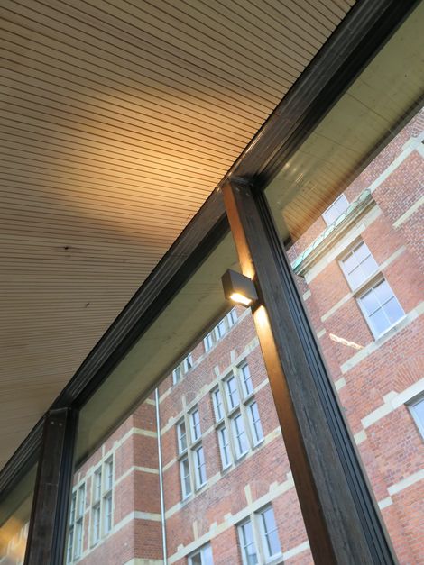 Detailansicht der Beleuchtung und Decke im Fahrradrepaircafé