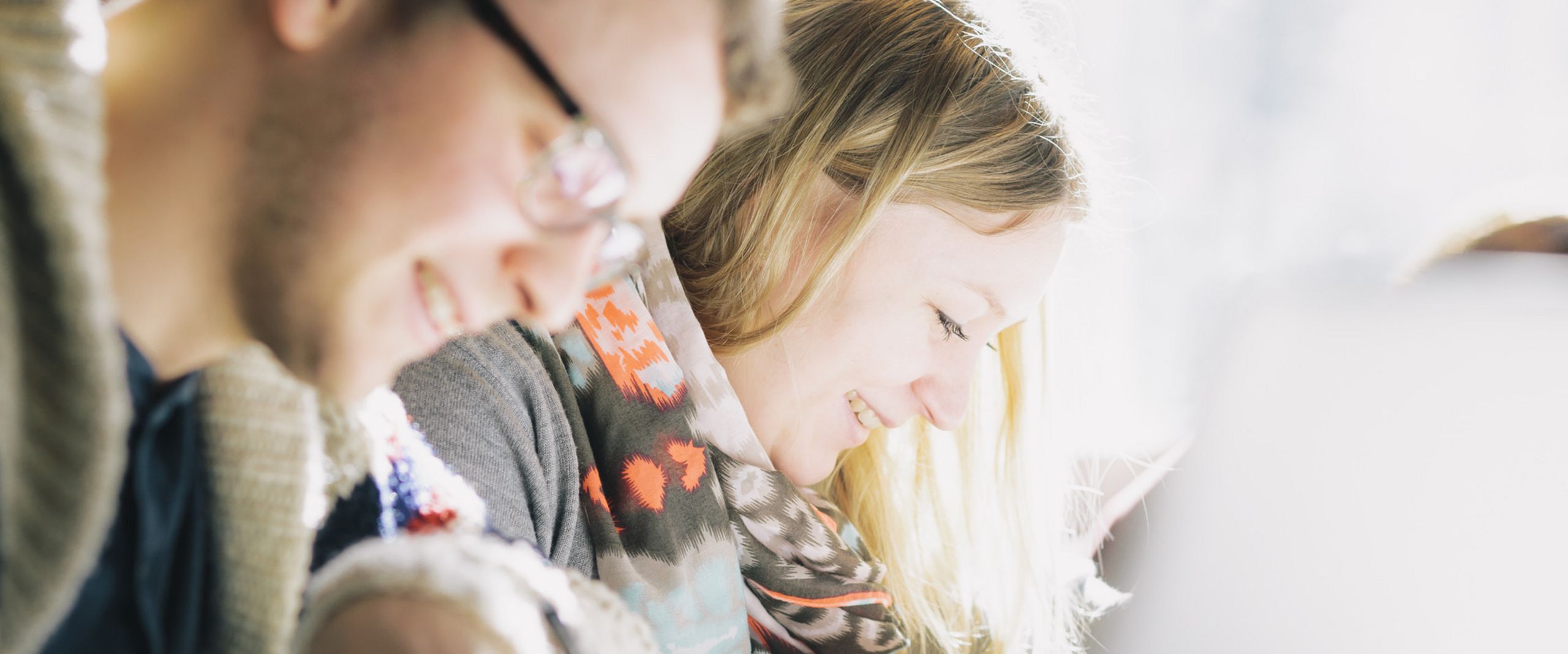 Zwei Studierende lernen am Laptop 