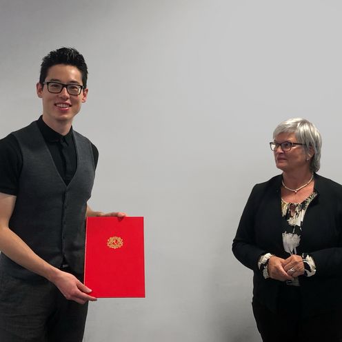 Dr. Dennis-Denji Kipker erh&auml;lt seine Ernennungsurkunde von Rektorin Prof. Dr. Karin Luckey