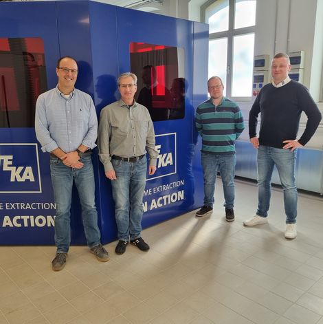 &Uuml;bergabe der Schwei&szlig;kabine v.l. Prof. Markus Louis (HSB); Frank Drzemalla (SUT); Christian Dierken (HSB) und Kai L&uuml;bbering (Teka)