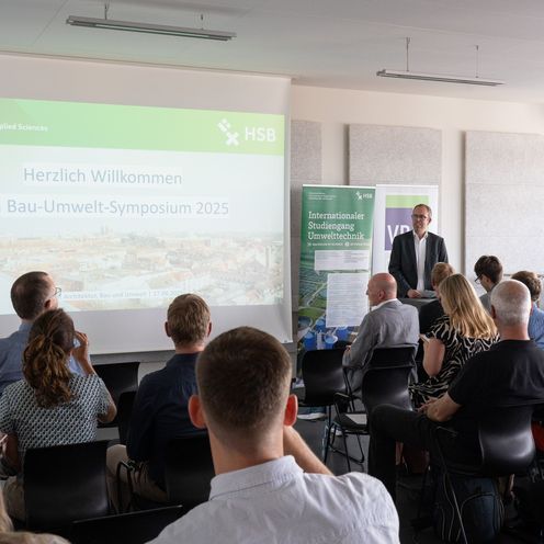 Begr&uuml;&szlig;ung zum Bau-Umwelt-Symposium 2025 durch Prof. Dr.-Ing. Stephan Lochte-Holtgreven. Foto: HSB / B. Sch&uuml;rkamp