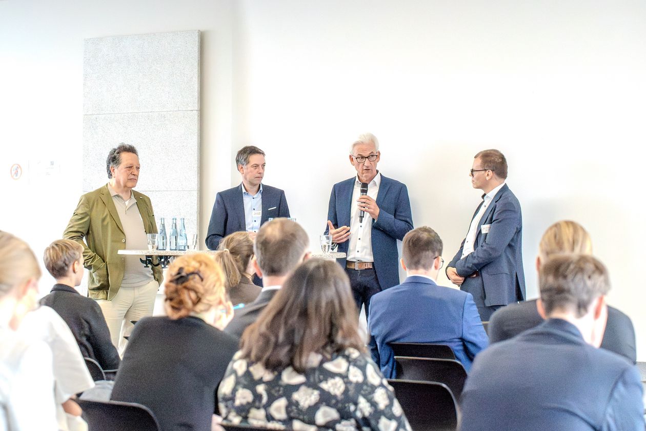Podiumsdiskussion WWNW Abschlusskonferenz: (v.l.) Philipp Metz (ErdwärmeDich Anergienetze eG), Prof. Dr. Sascha Koch (Jade Hochschule), Lothar Nolte (KEAN), Staatsrat Jan Fries (Senatorin für Umwelt, Klima und Wissenschaft). Foto: HSB / Marina Pister Podiumsdiskussion WWNW Abschlusskonferenz: (v.l.) Philipp Metz (ErdwärmeDich Anergienetze eG), Prof. Dr. Sascha Koch (Jade Hochschule), Lothar Nolte (KEAN), Staatsrat Jan Fries (Senatorin für Umwelt, Klima und Wissenschaft). Foto: HSB / Marina Pister
