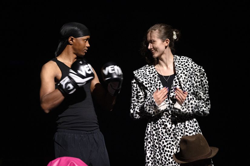 mann mt Boxhandschuhe und frau im natel auf der B&uuml;hne im Dialog