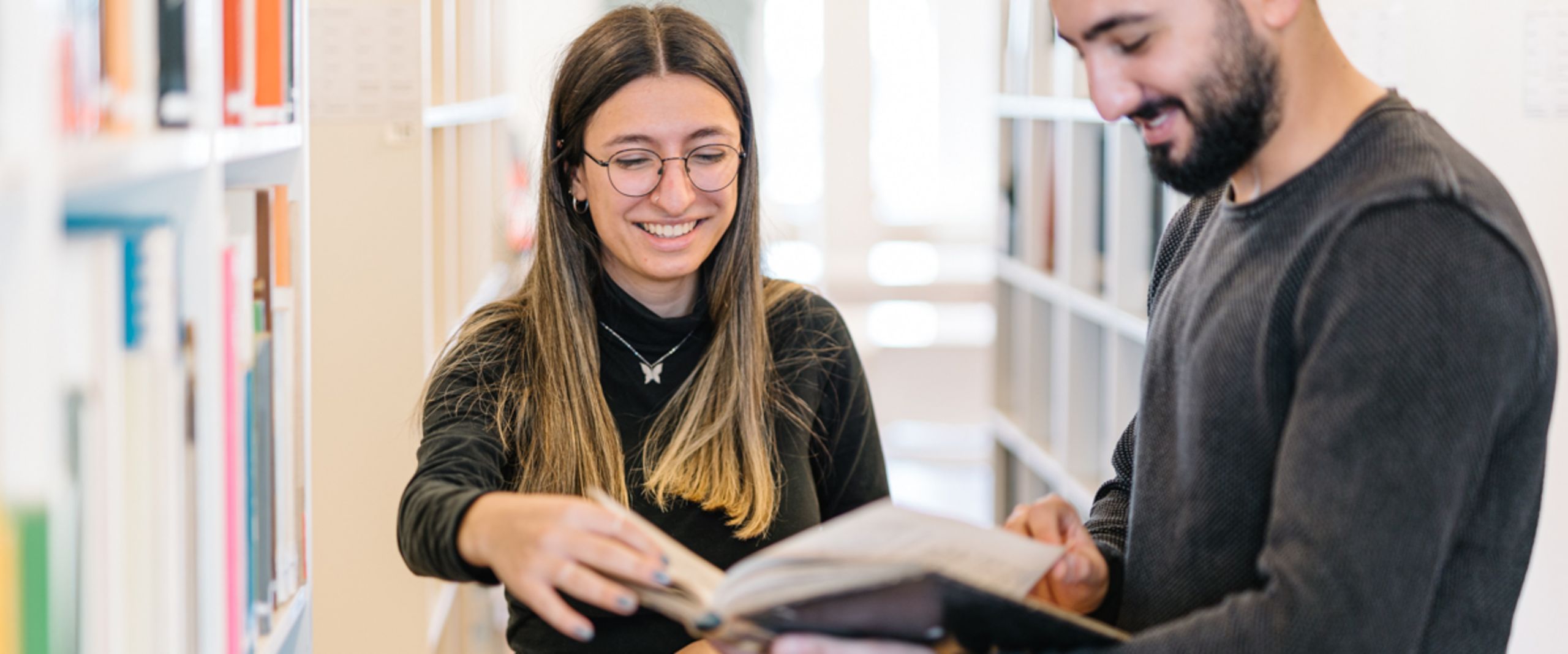 Studierernde bei der Buchrecherche, Foto: Ana Rodriguez Zwei Studierernde bei der Buchrecherche, Foto: Ana Rodriguez