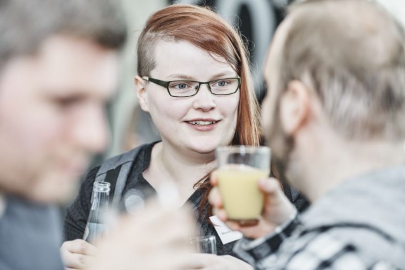 3 Studierende, eine Frau mit Half Cut Frisur